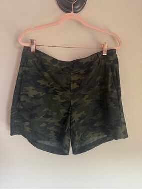SPANX Sunshine Camo Stretch Shorts Green Camouflage Size L